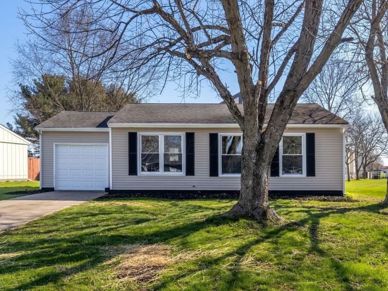 112 N Creekview Court, Baltimore, OH 43105 Photo 2