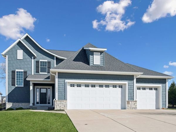 6900 GROVER Station , Bettendorf, IA 52722