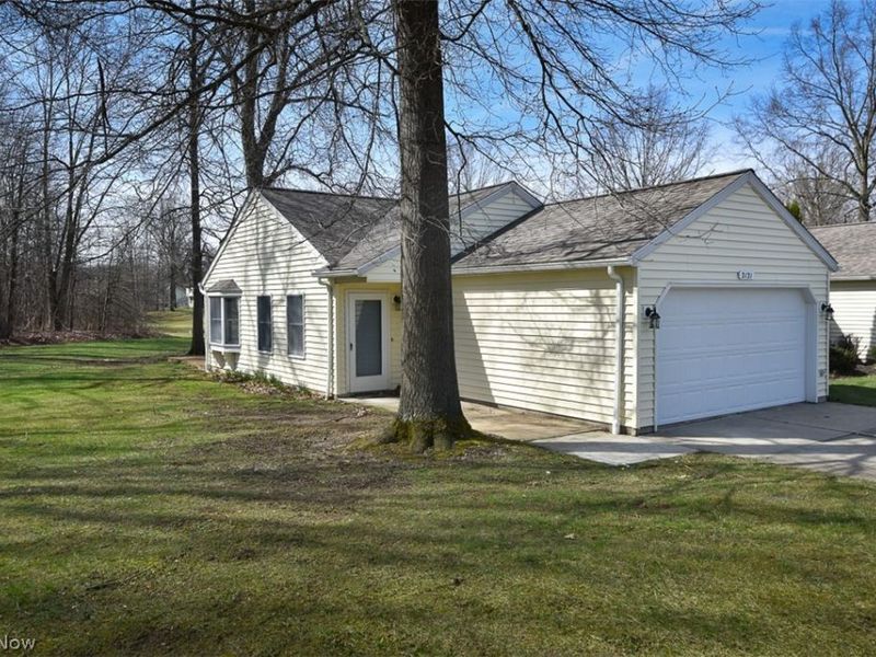 2121 Oakwood Court, Avon, OH 44011 Photo 2