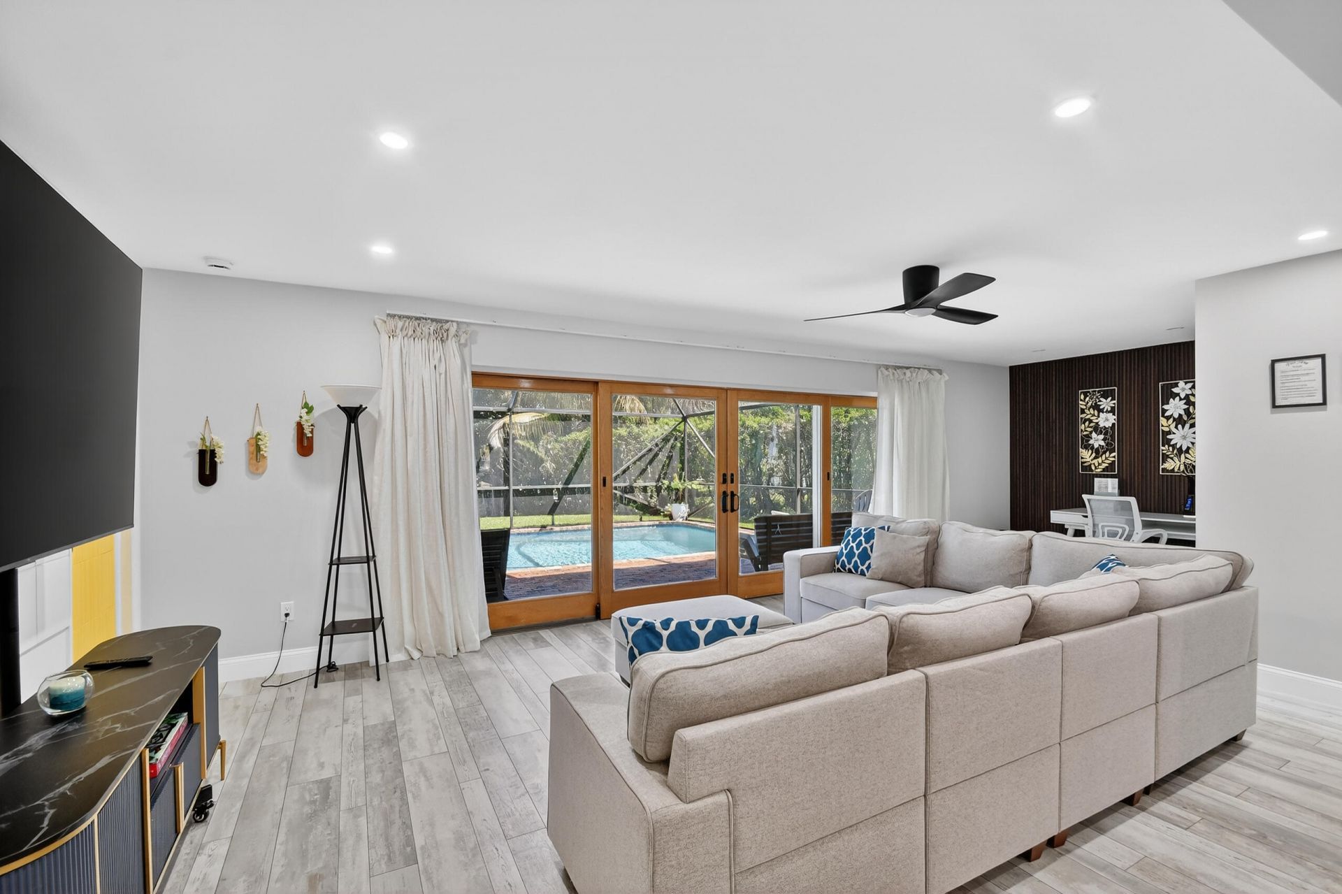 8416 Pine Tree Lane, West Palm Beach, FL 33406 Photo