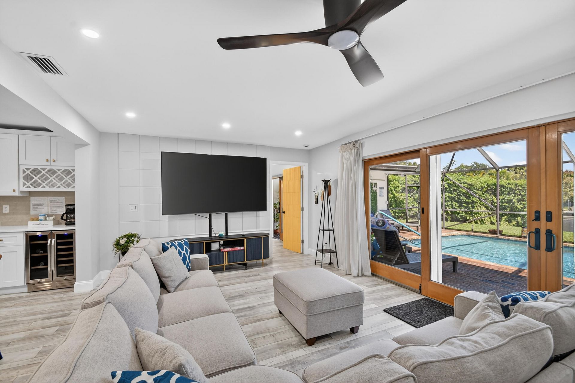 8416 Pine Tree Lane, West Palm Beach, FL 33406 Photo