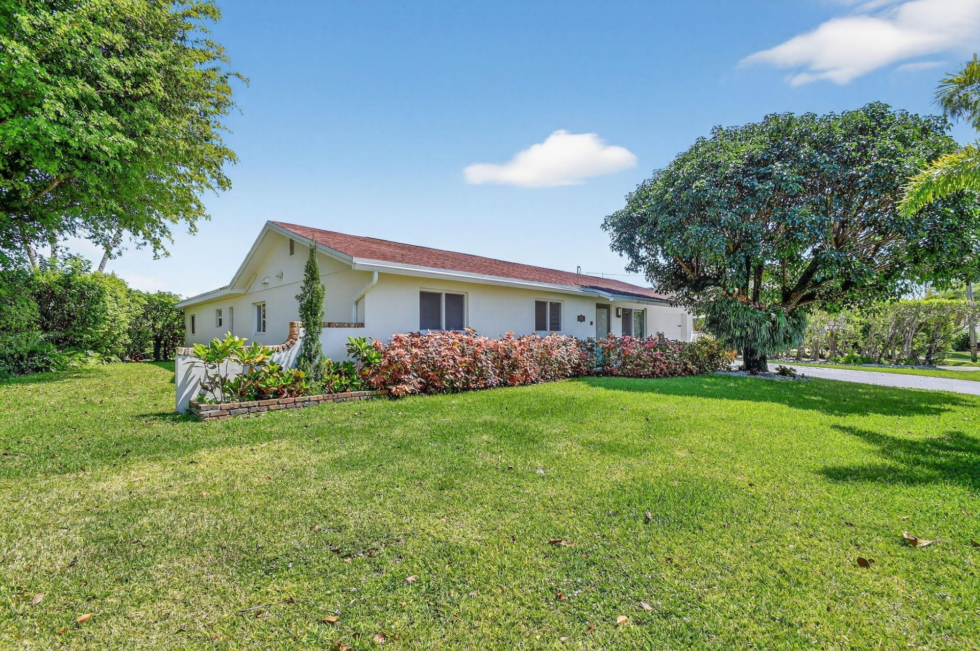 8416 Pine Tree Lane, West Palm Beach, FL 33406 Photo