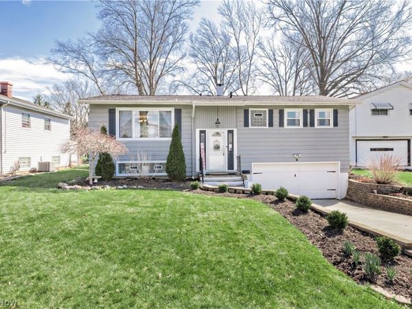 3529 Hunter Drive, North Olmsted, OH 44070