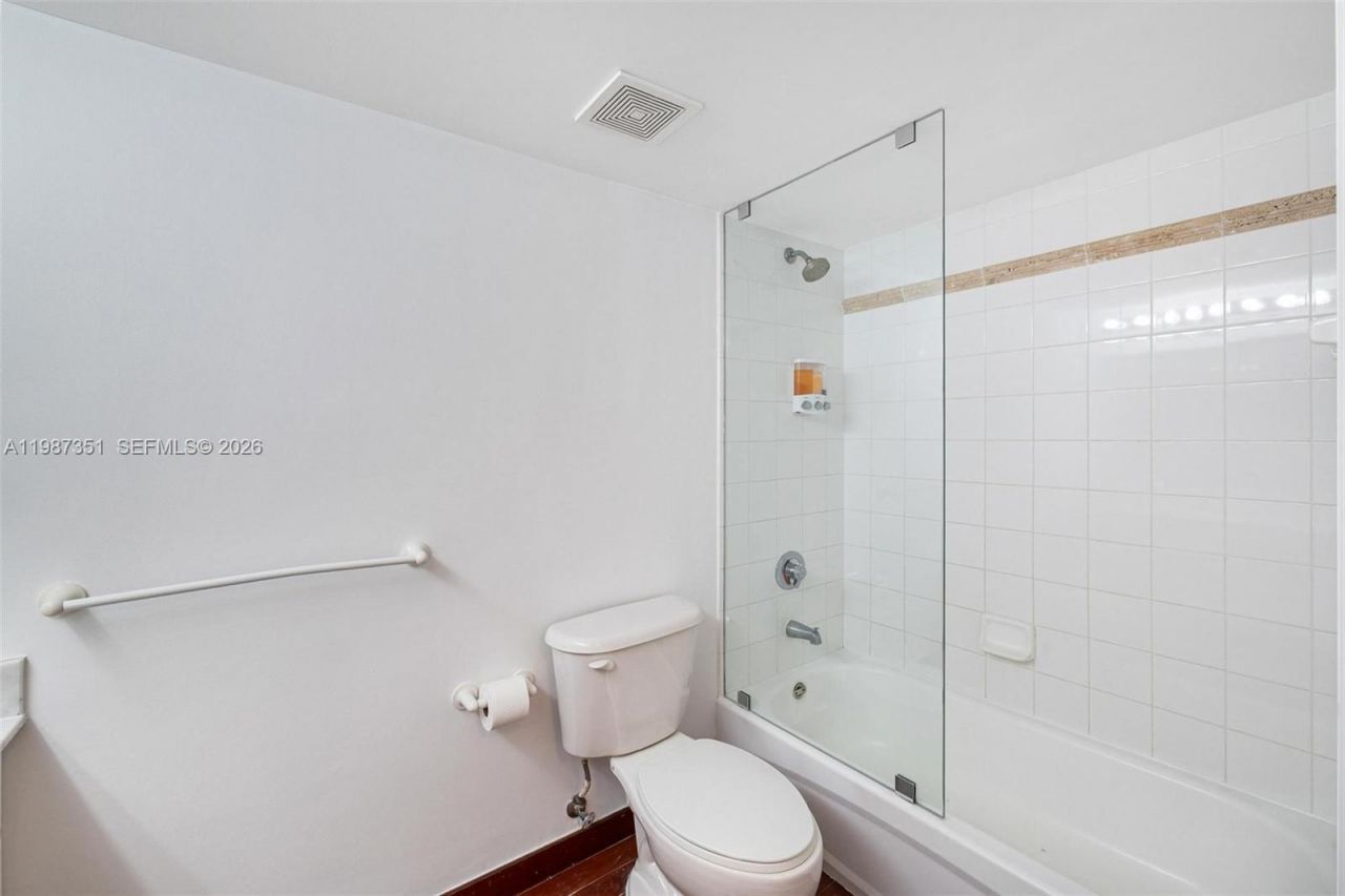 1200 Brickell Bay Dr, Unit 2824, Miami, FL 33131 Photo