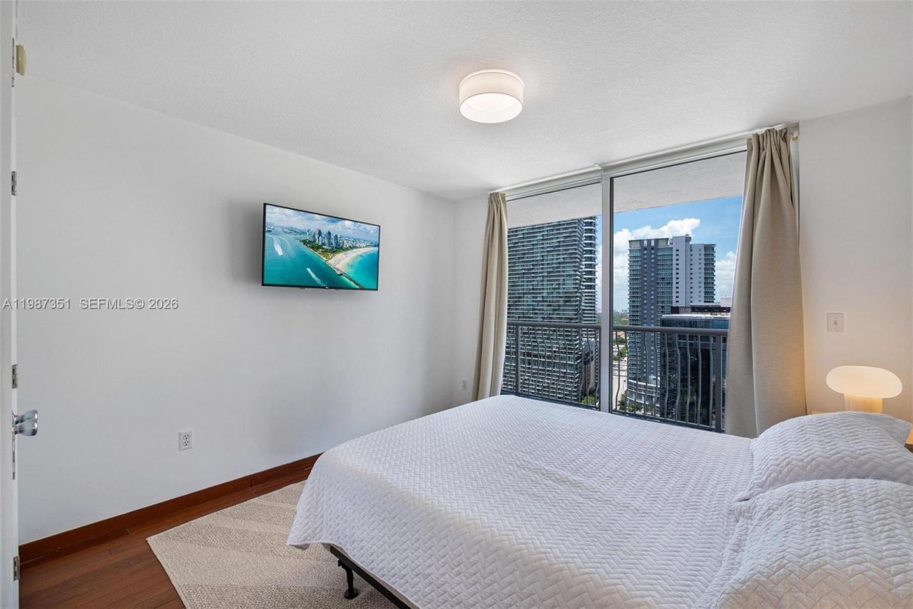 1200 Brickell Bay Dr, Unit 2824, Miami, FL 33131 Photo