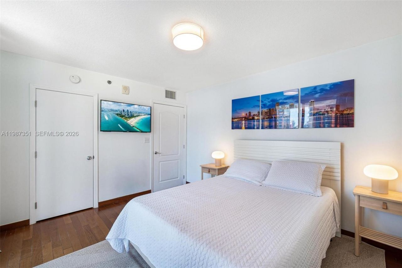 1200 Brickell Bay Dr, Unit 2824, Miami, FL 33131 Photo