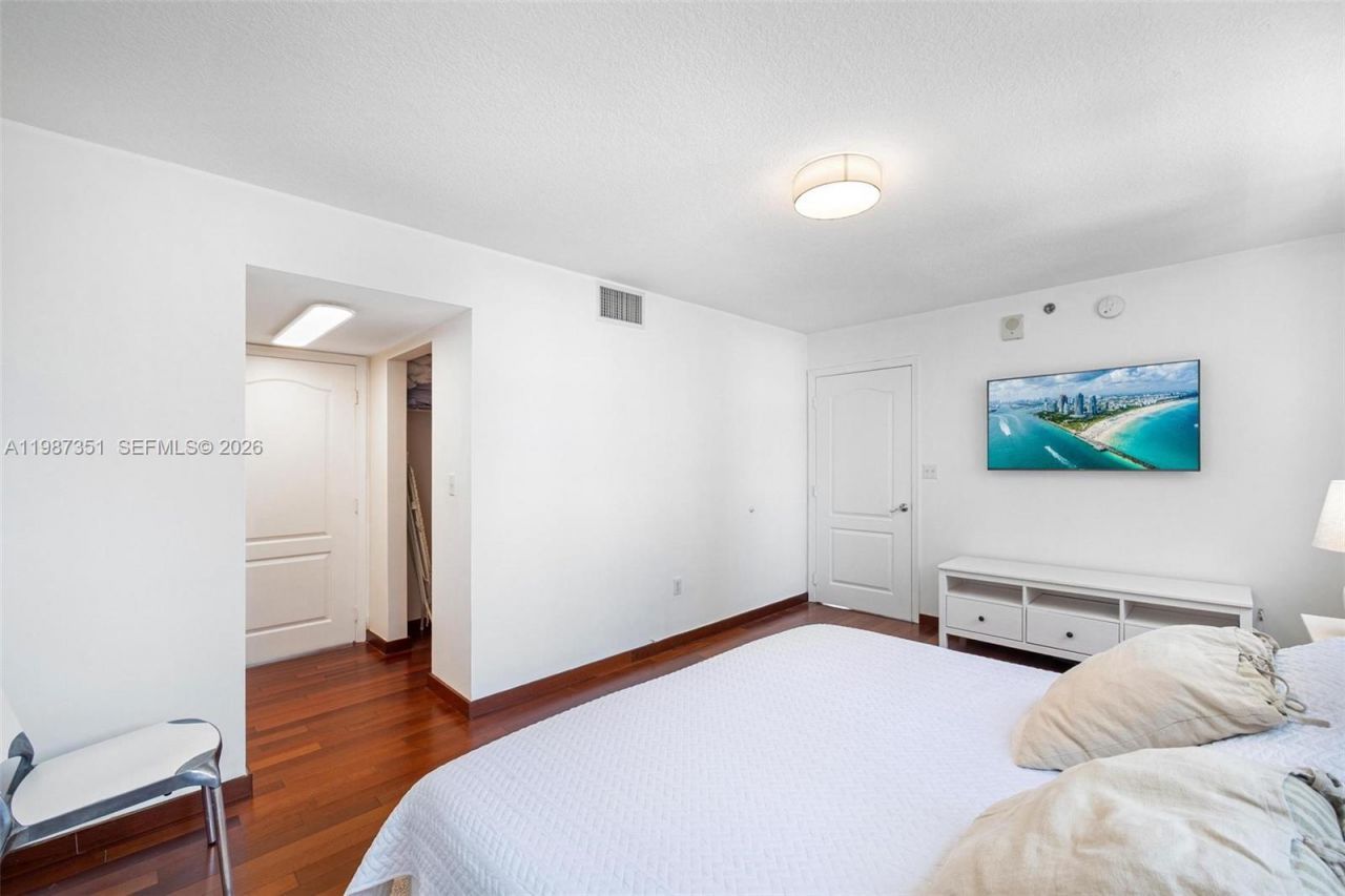 1200 Brickell Bay Dr, Unit 2824, Miami, FL 33131 Photo