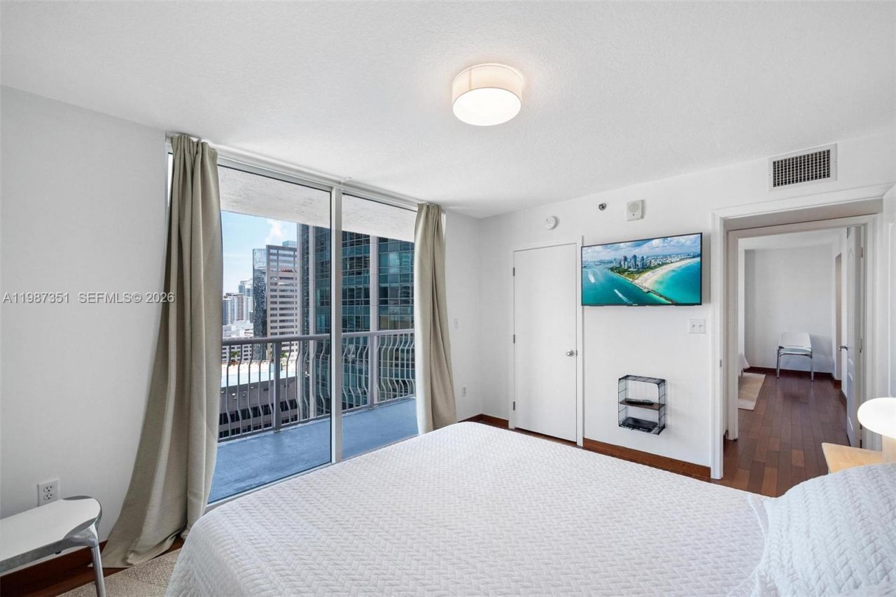 1200 Brickell Bay Dr, Unit 2824, Miami, FL 33131 Photo