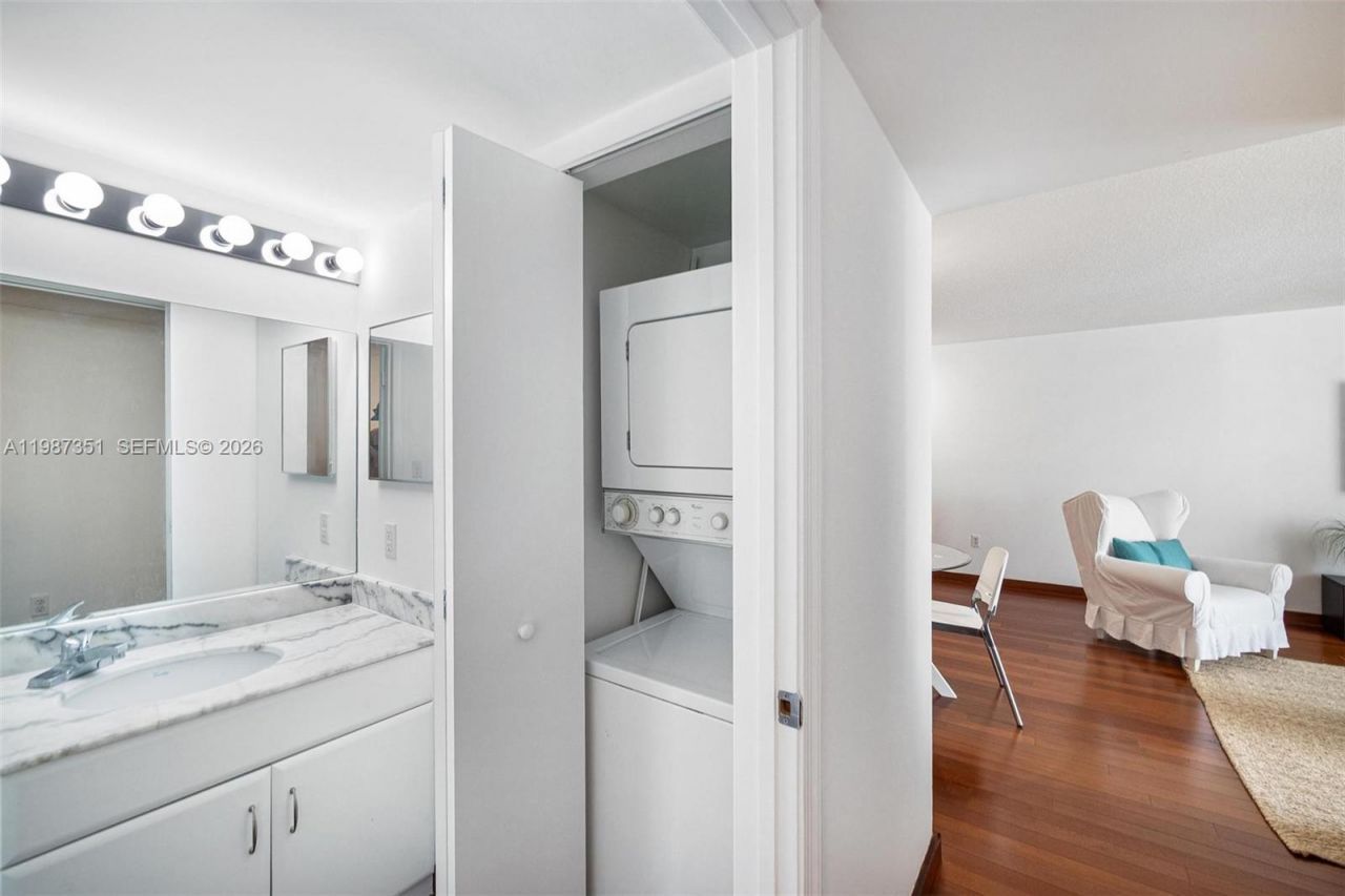 1200 Brickell Bay Dr, Unit 2824, Miami, FL 33131 Photo