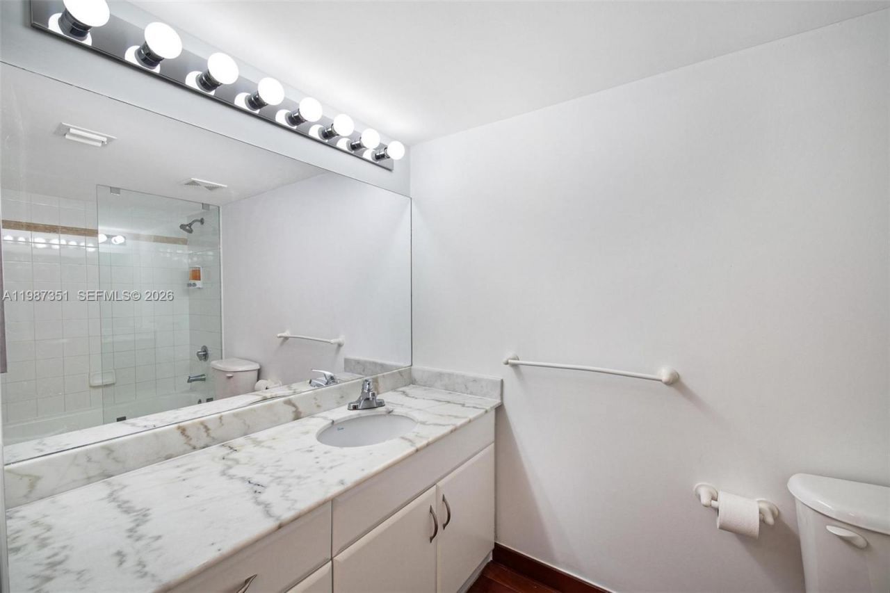 1200 Brickell Bay Dr, Unit 2824, Miami, FL 33131 Photo