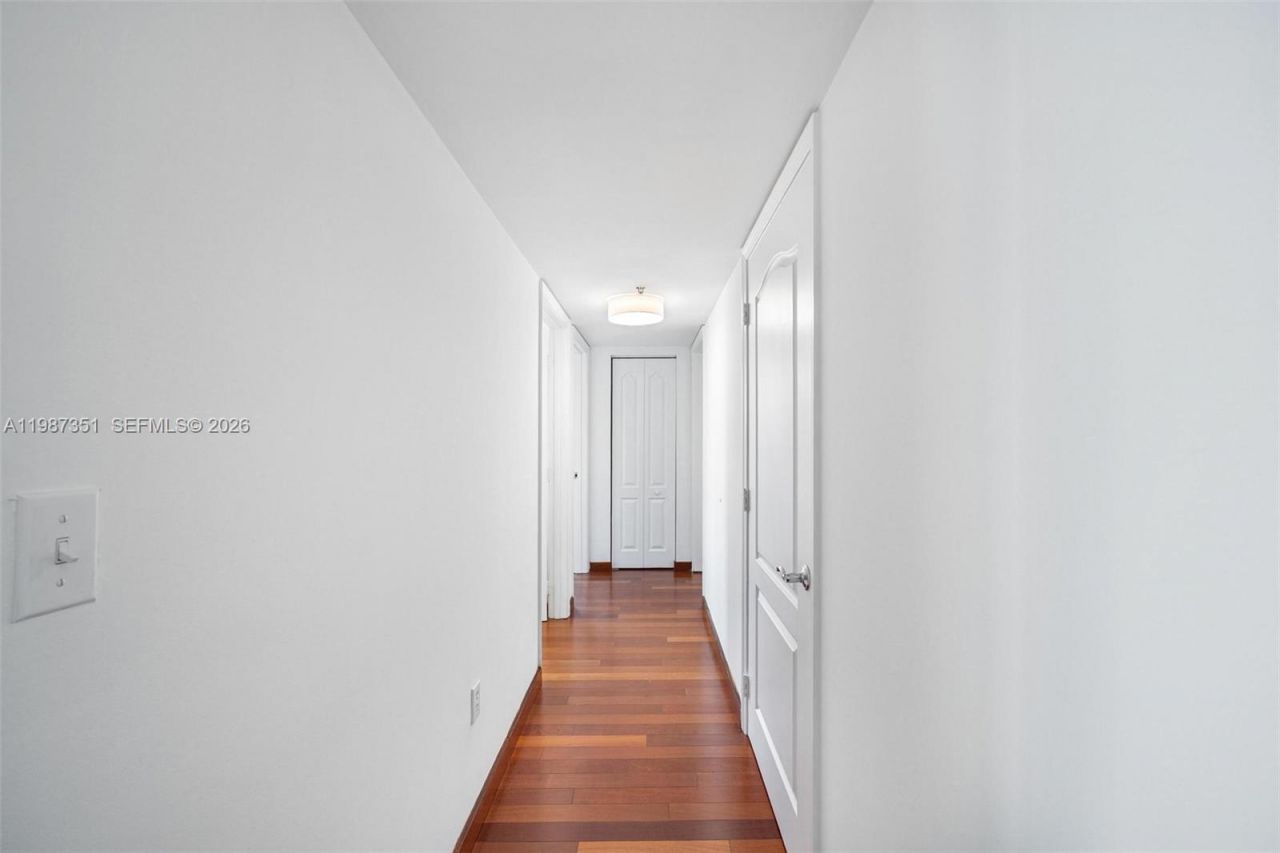 1200 Brickell Bay Dr, Unit 2824, Miami, FL 33131 Photo