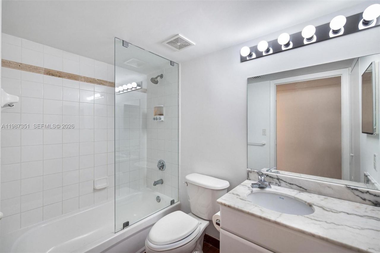 1200 Brickell Bay Dr, Unit 2824, Miami, FL 33131 Photo
