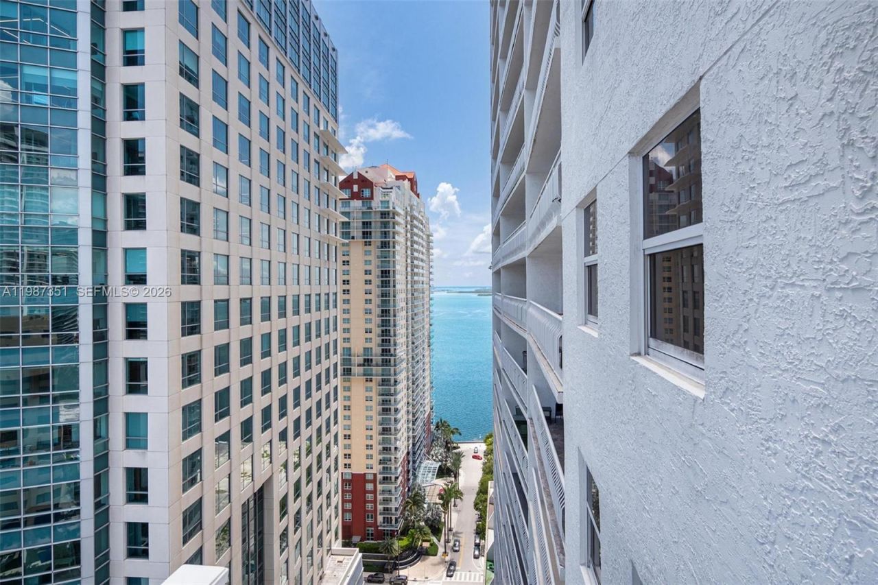 1200 Brickell Bay Dr, Unit 2824, Miami, FL 33131 Photo