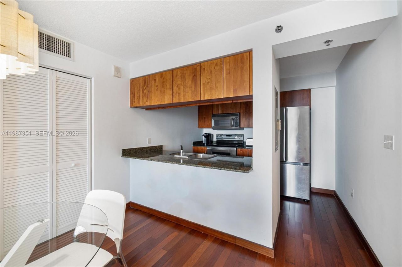 1200 Brickell Bay Dr, Unit 2824, Miami, FL 33131 Photo