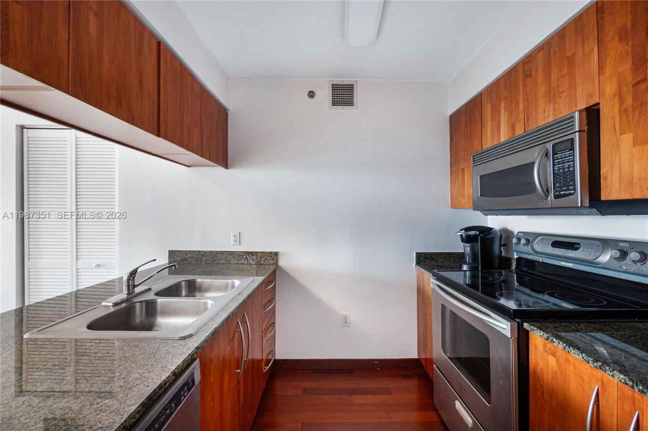 1200 Brickell Bay Dr, Unit 2824, Miami, FL 33131 Photo