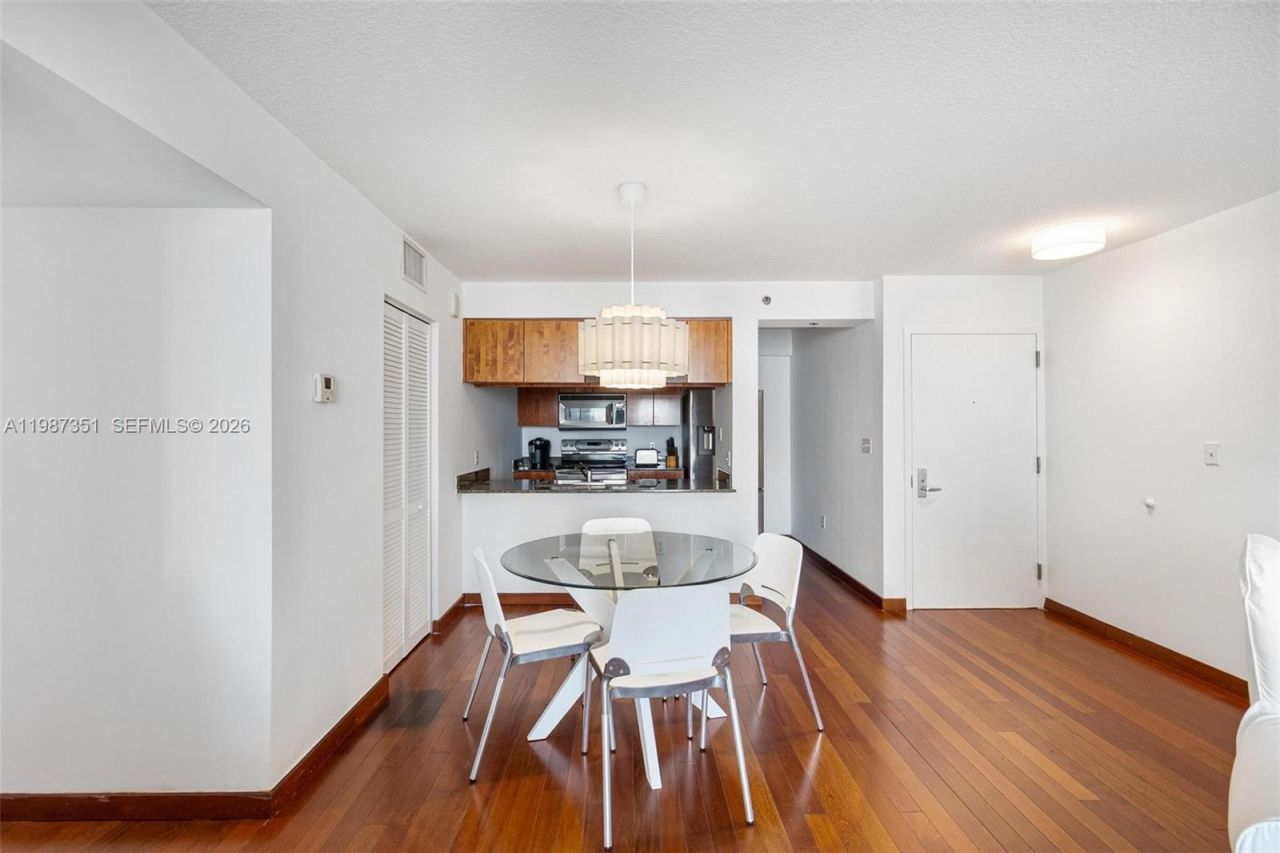 1200 Brickell Bay Dr, Unit 2824, Miami, FL 33131 Photo