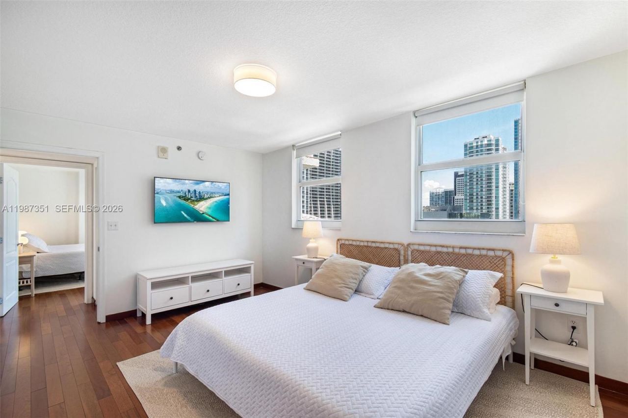 1200 Brickell Bay Dr, Unit 2824, Miami, FL 33131 Photo