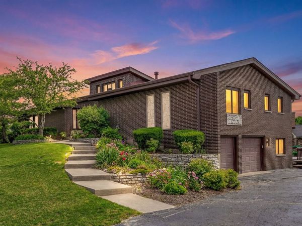 8405 Carriage Green Drive, Darien, IL 60561