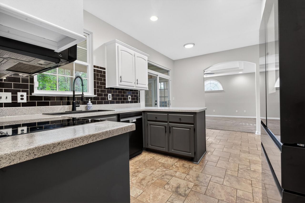 334 Camelot Drive Photo 28