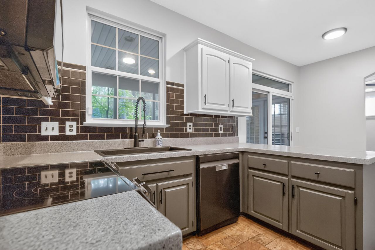 334 Camelot Drive Photo 31