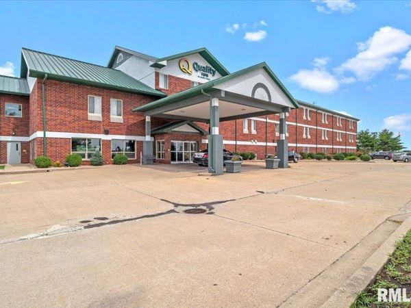 200 COMFORT Drive, Jacksonville, IL 62650