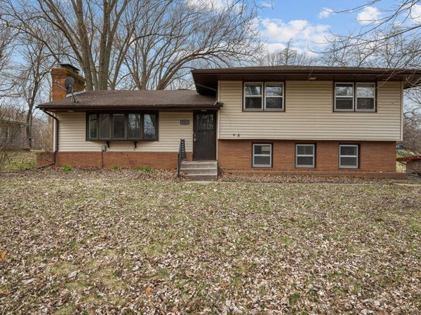 2412 W 3rd Street , Coal Valley, IL 61240