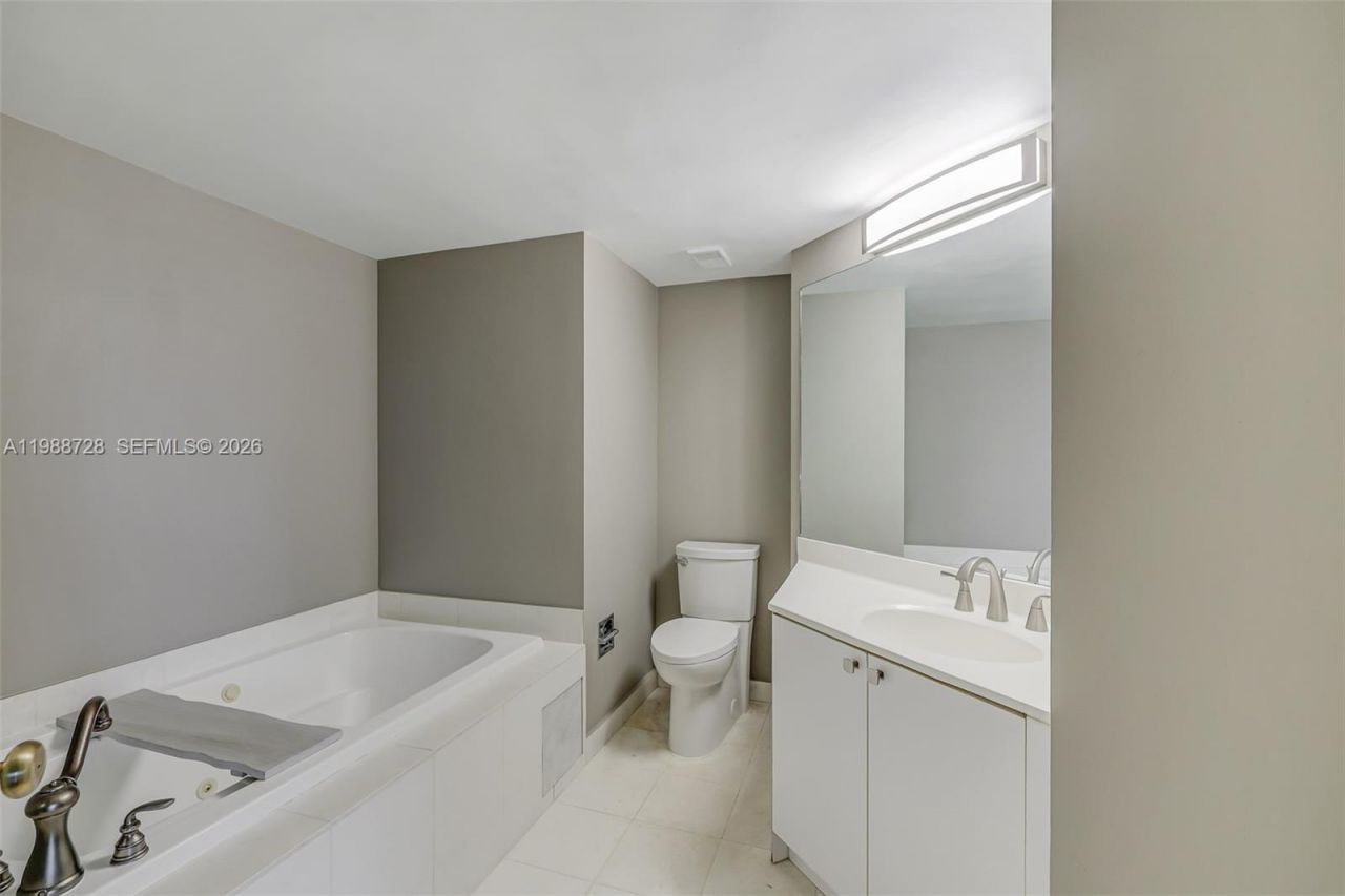 20185 E Country Club Dr, Unit 302, Aventura, FL 33180 Photo