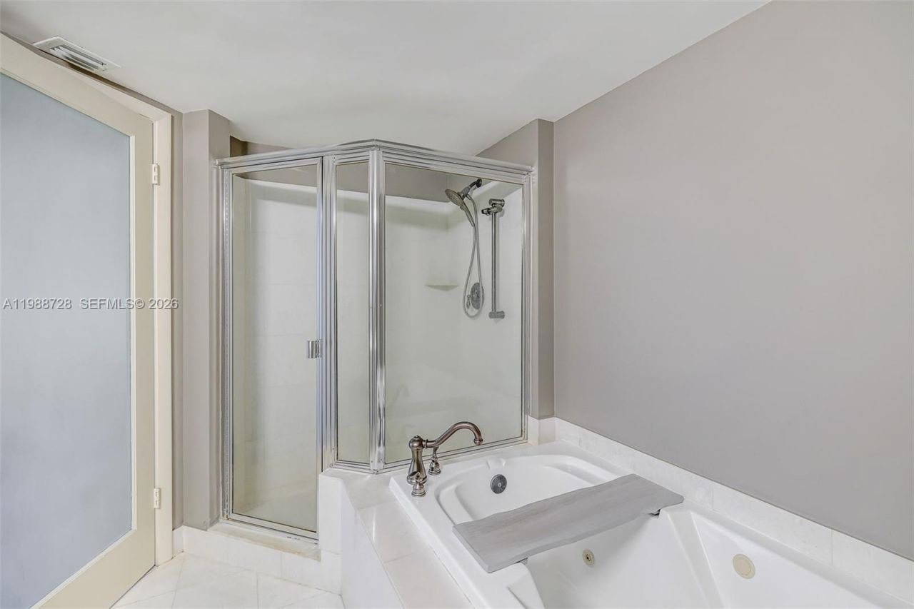 20185 E Country Club Dr, Unit 302, Aventura, FL 33180 Photo