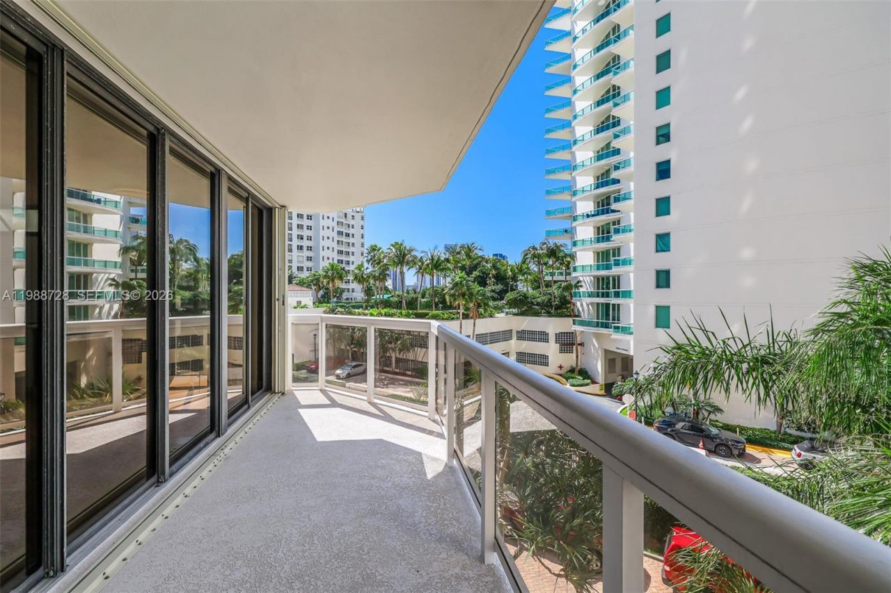 20185 E Country Club Dr, Unit 302, Aventura, FL 33180 Photo