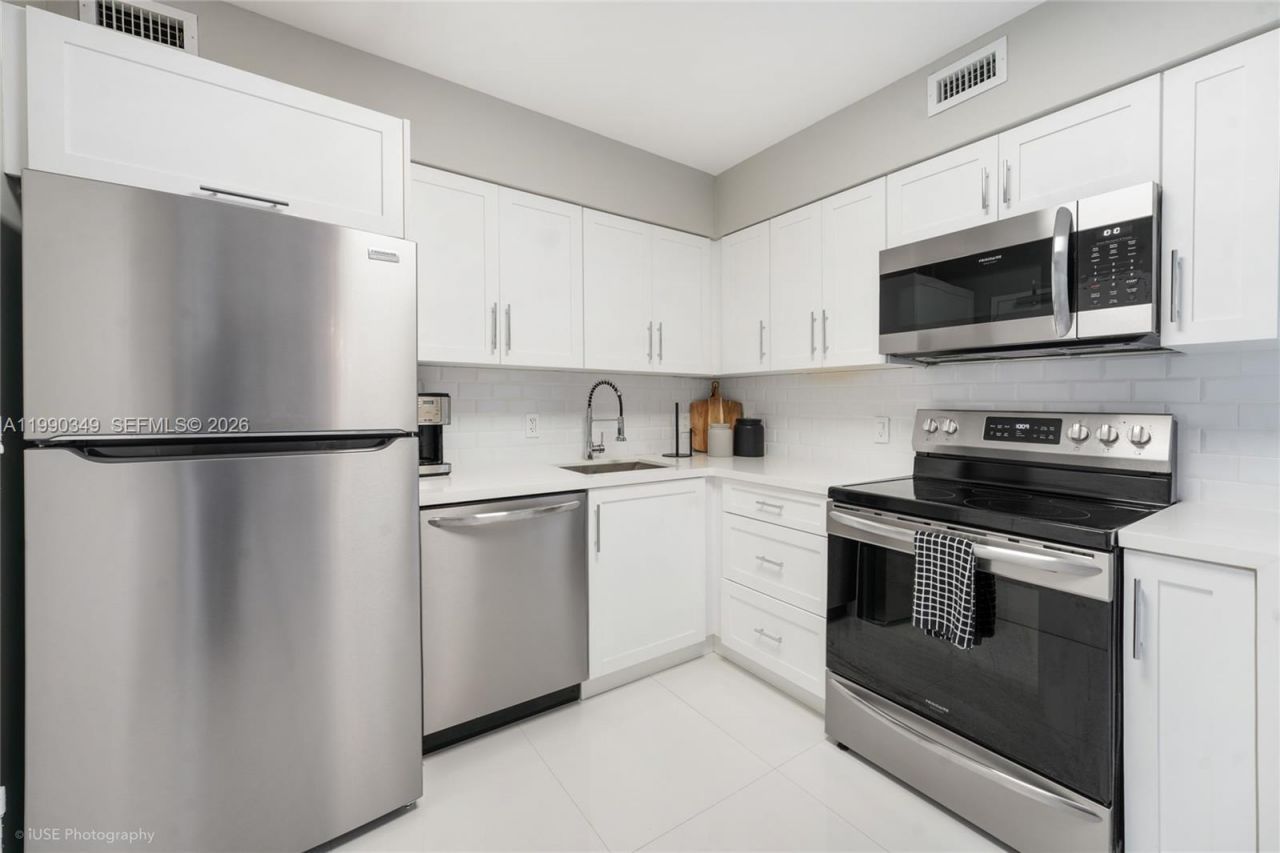5161 Collins Ave , Unit 1508, Miami Beach, FL 33140 Photo