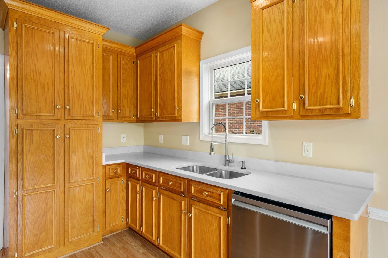 8752 Evangeline Drive Photo 9