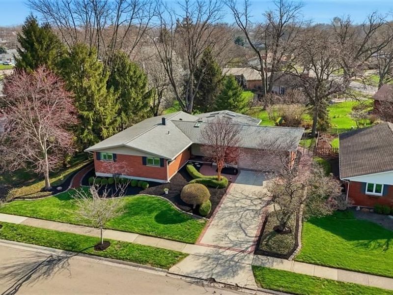 220 N Garber Drive, Tipp City, OH 45371 Photo 2