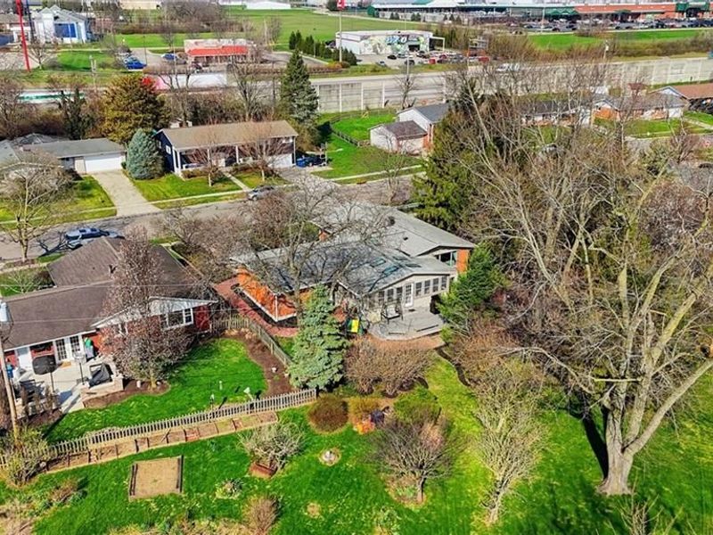 220 N Garber Drive, Tipp City, OH 45371 Photo 3