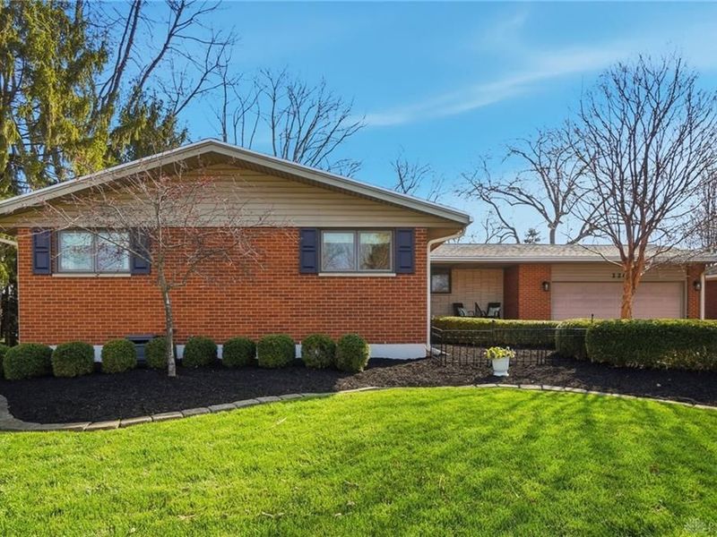 220 N Garber Drive, Tipp City, OH 45371 Photo 4