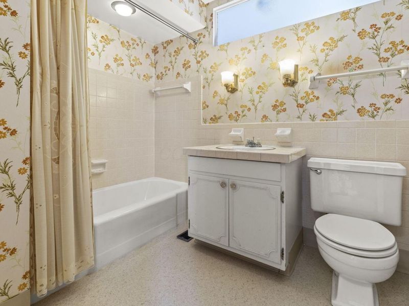 1090 Woodmere Road, Columbus, OH 43220 Photo 28