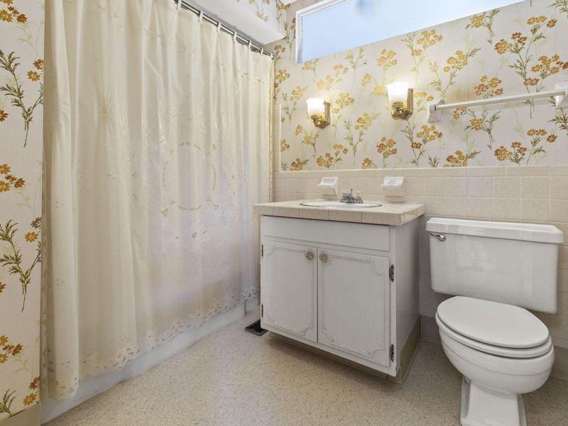 1090 Woodmere Road, Columbus, OH 43220 Photo 29