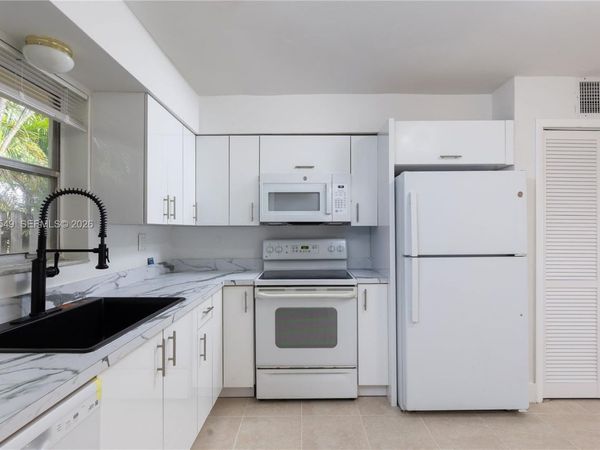 129 SE 4th Street, Unit 2, Hallandale Beach, FL 33009
