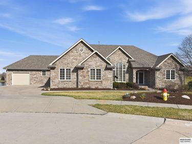 4802 Lakeside Circle, Papillion, NE 68133