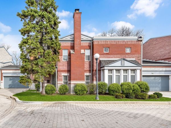 11 Manchester Lane , Elmhurst, IL 60126