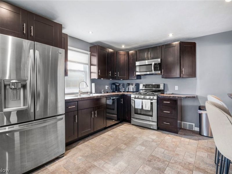 7427 Wefel Avenue, Brooklyn, OH 44144 Photo 9