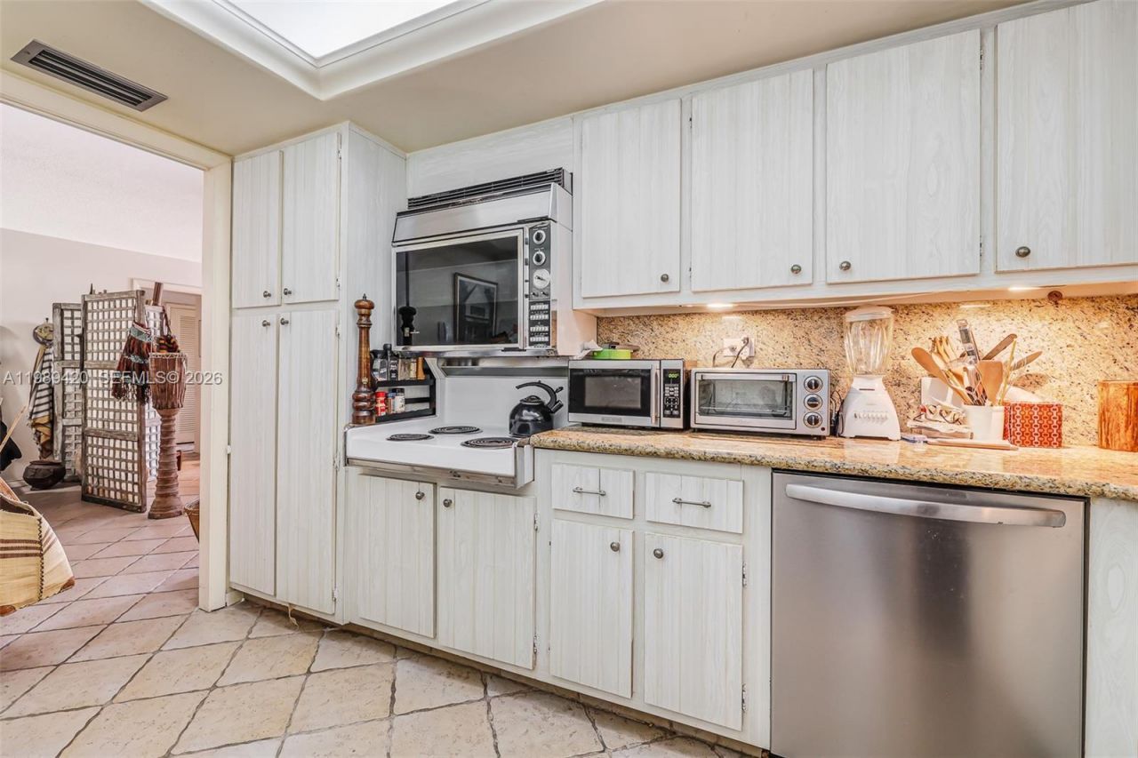 6039 Collins Ave , Unit 833, Miami Beach, FL 33140 Photo