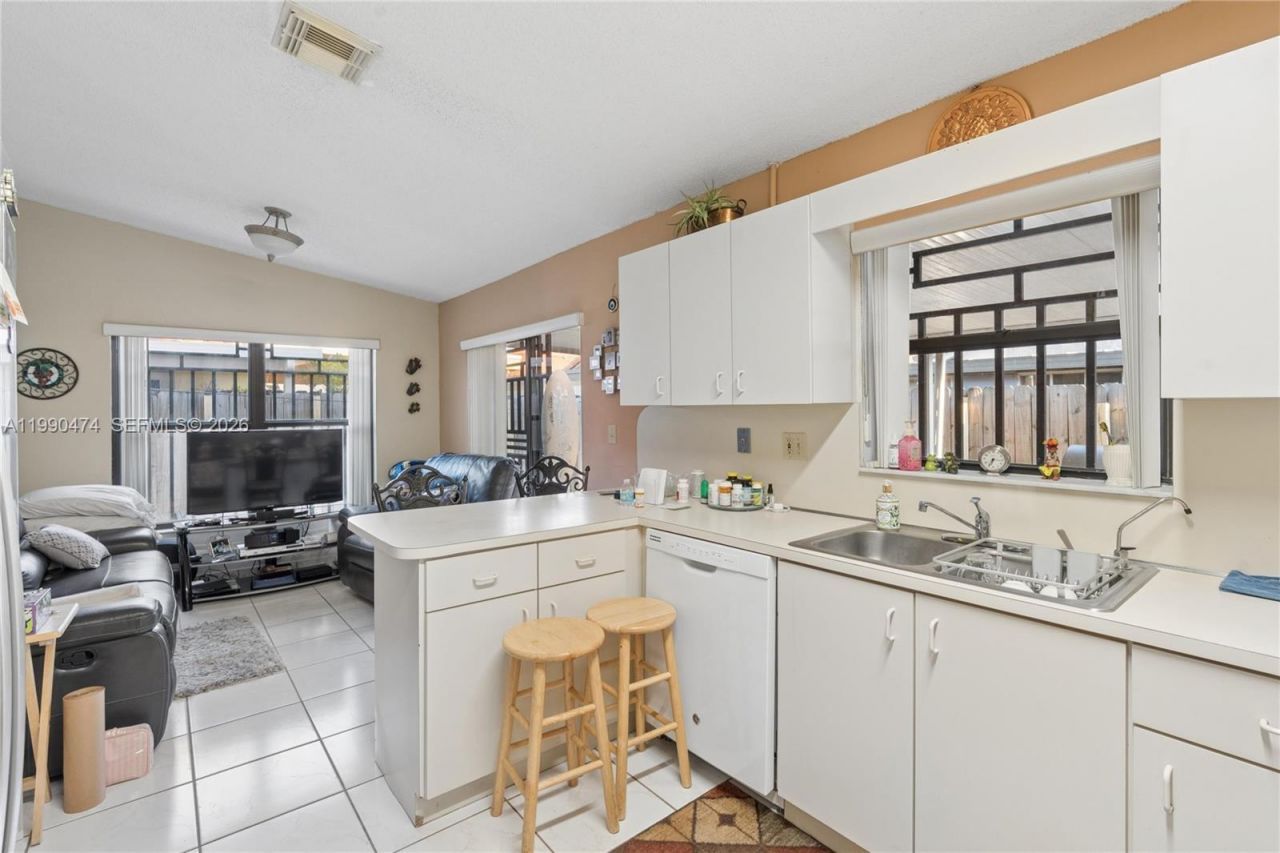 8798 NW 111th Ter , Hialeah Gardens, FL 33018 Photo