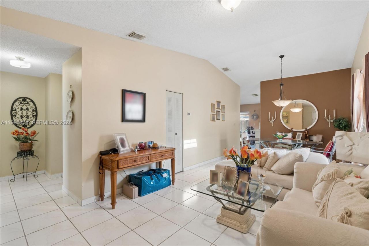 8798 NW 111th Ter , Hialeah Gardens, FL 33018 Photo