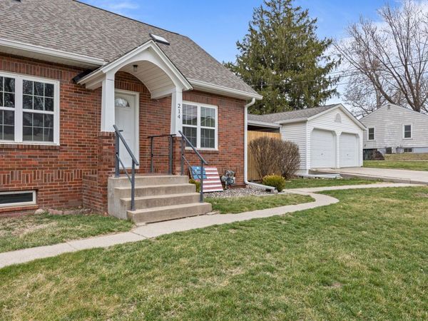 214 N 16th Avenue W, Newton, IA 50208