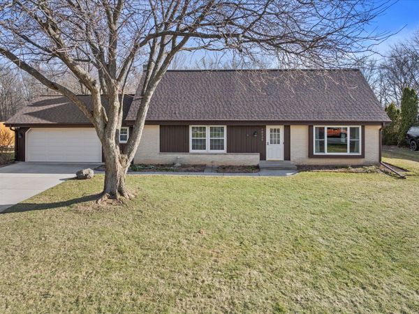 10235 W Cascade Dr, Franklin, WI 53132