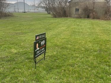 Irwin Place NE, Canton, OH 44705
