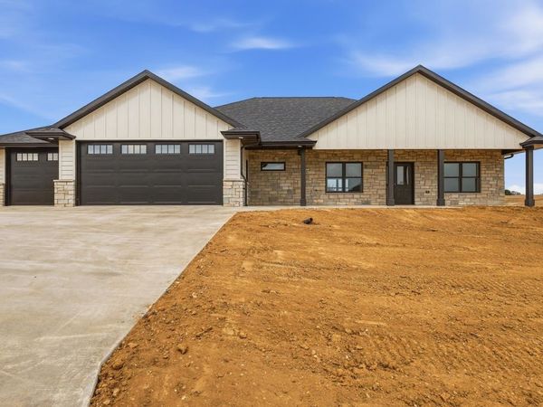 8155 Tegan Drive, Peosta, IA 52068