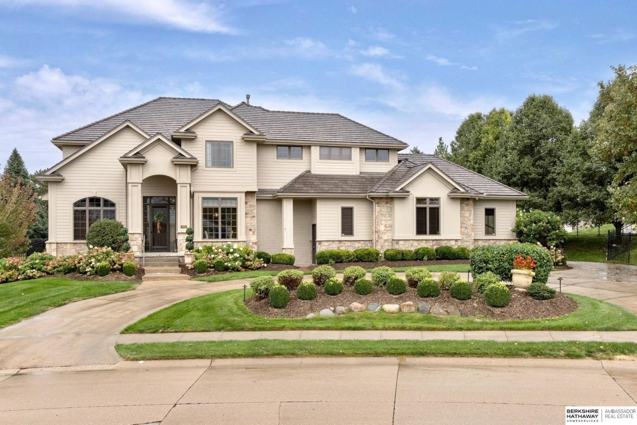 805 N 132 Avenue, Omaha, NE 68154 Main Photo