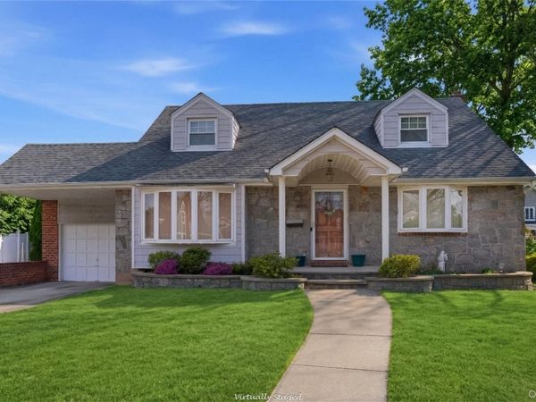 119 Woodoak Drive , Westbury, NY 11590