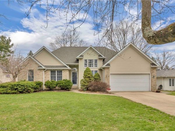 1023 Gulf Road , Elyria, OH 44035